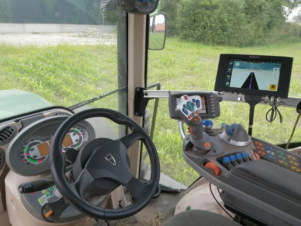 Pantalla y volante FJ Dynamics instalados en la cabina de un tractor